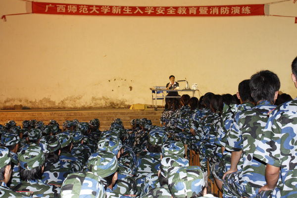 安全知识教育现场（大学生记者团 甘科任 摄）