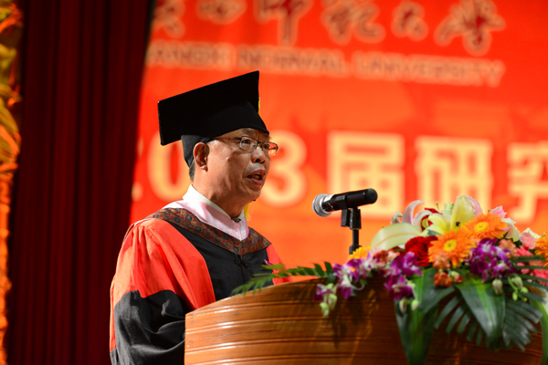 副校长钟瑞添宣读学位授予决议