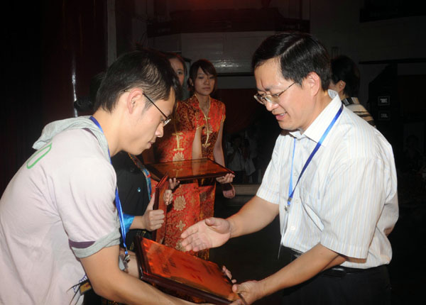 我校党委唐仁郭副书记为获奖者颁奖。