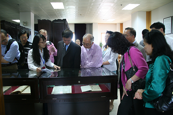 北美图书馆馆长专家参观图书馆古籍部