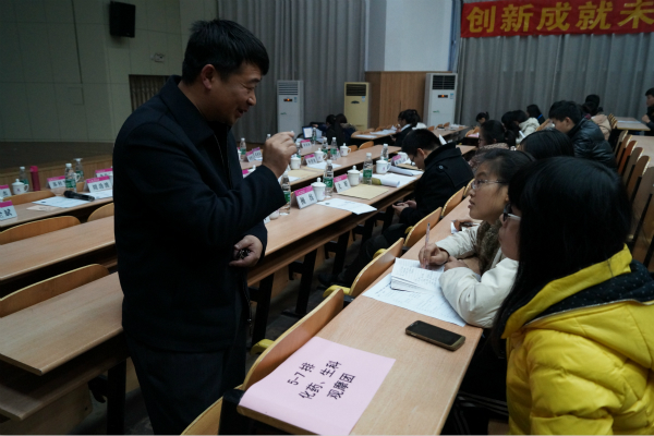 老师与学生进行学术交流(育才校区)