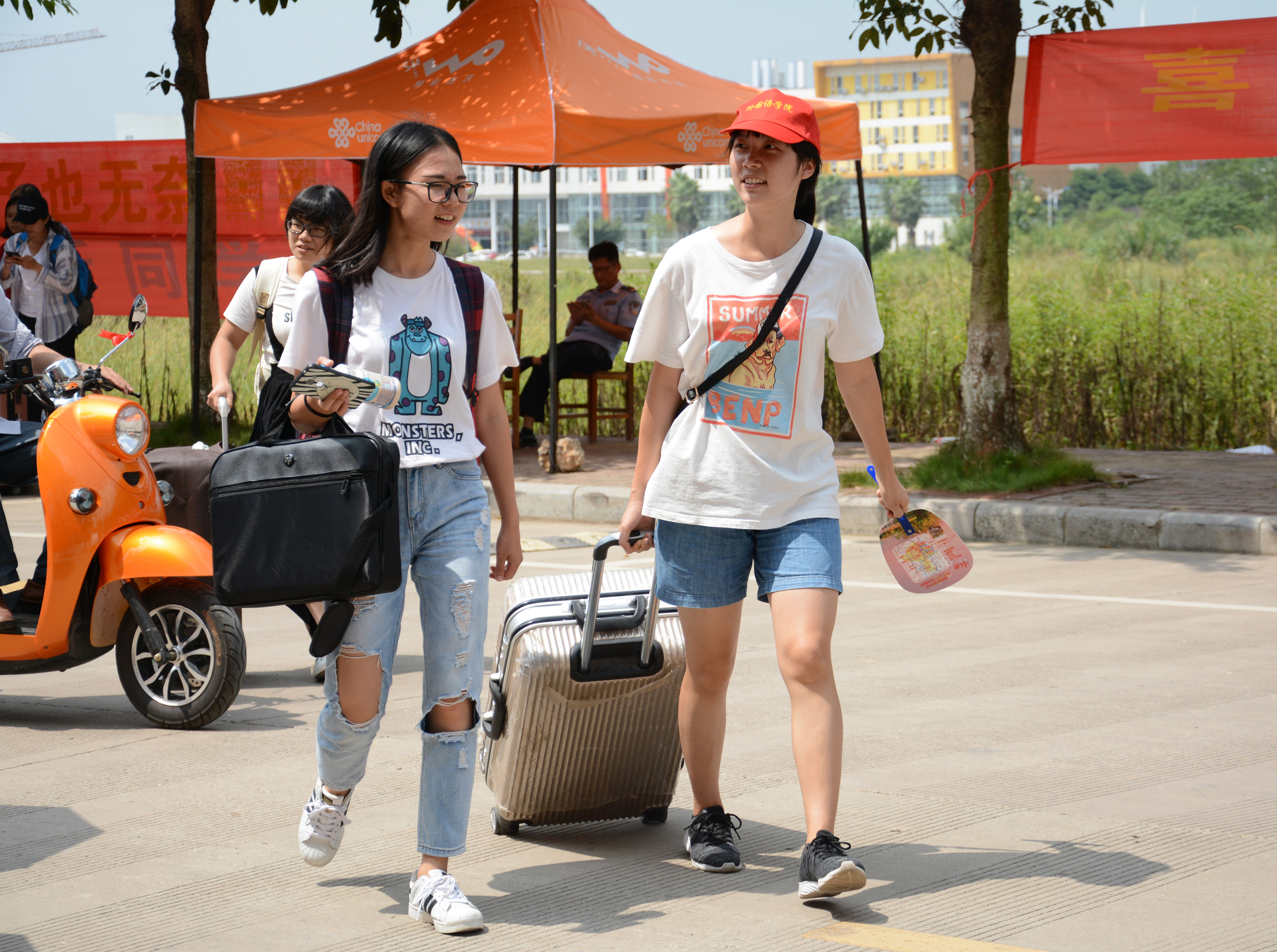 9 志愿者帮拿行李（大学生通讯社 叶颖摄）.jpg