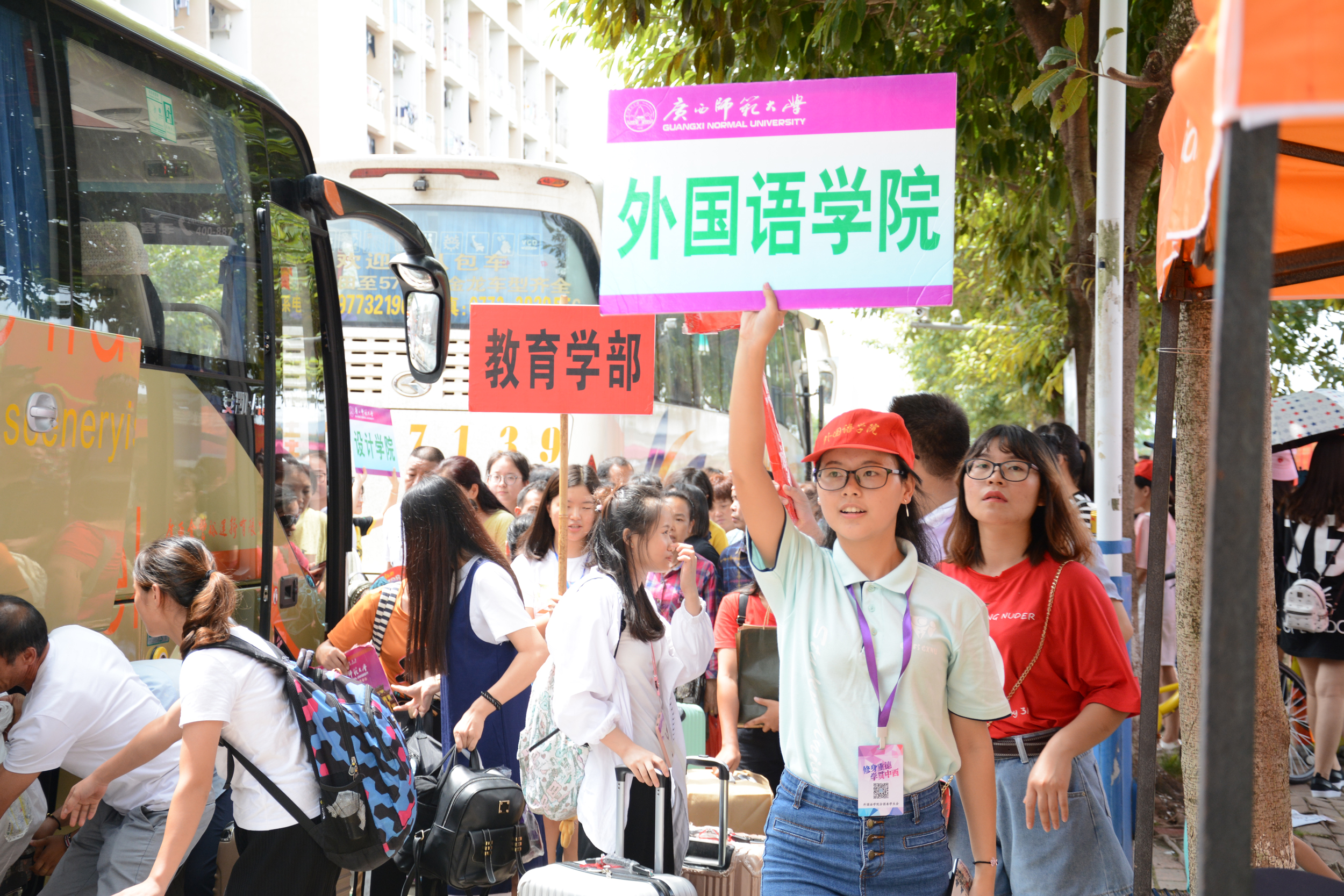 9 外国语学院志愿者（大学生通讯社 叶颖摄）.jpg