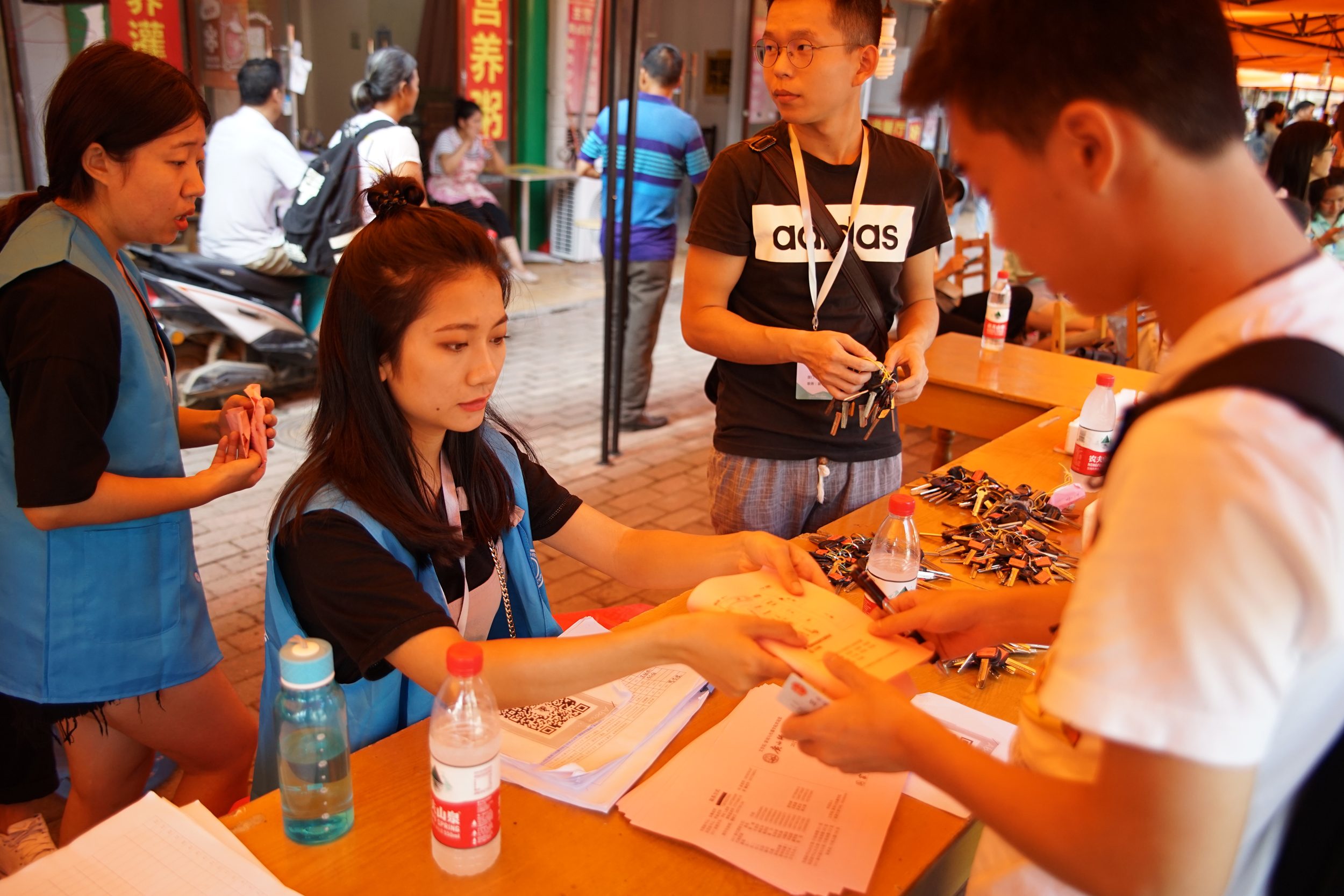 9 文学院新闻与传播学院注册点为新生发放注册资料（大学生通讯社-蓝于非）.jpg