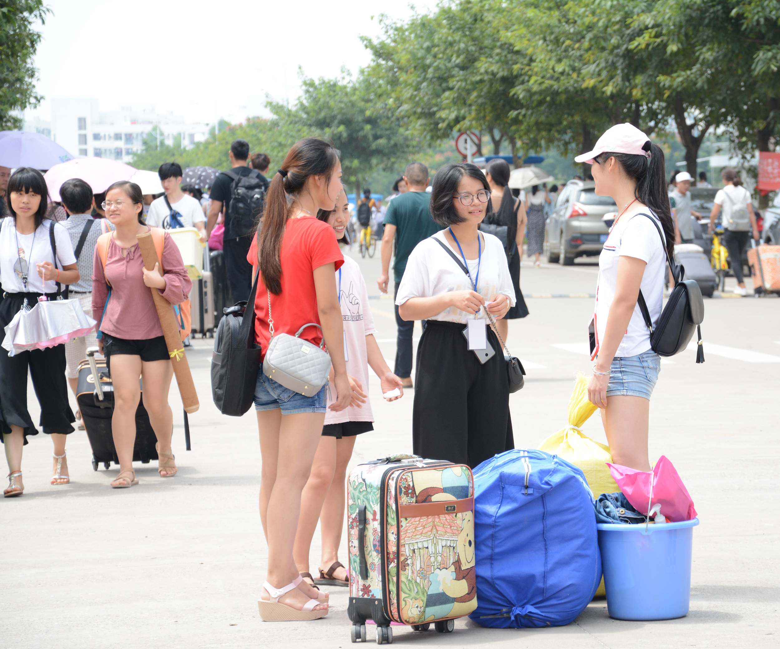 9 志愿者在向新生解答问题（大学生通讯社 叶颖摄）.jpg