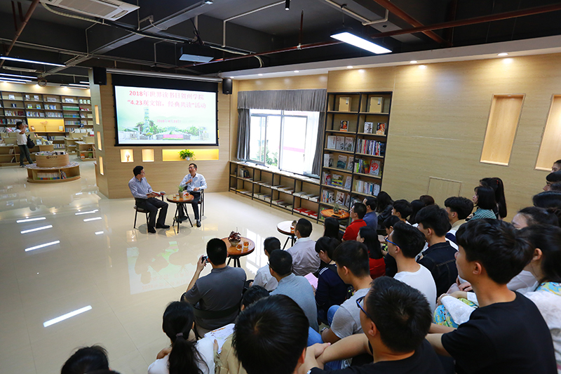 何星存副校长与大家分享读书心得(谭泽军 摄).JPG 何星存副校长与大家分享读书心得(谭泽军 摄).JPG