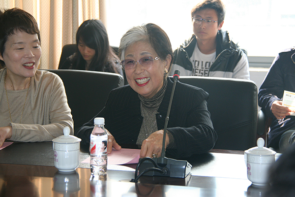 大岛会长对我校日文赠书管理利用情况表示满意