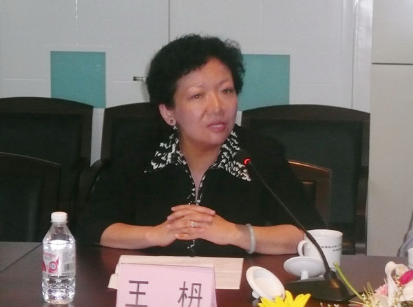 校党委副书记王枬主持交流会。