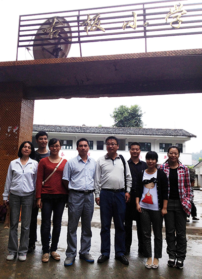 慰问古板小学教师