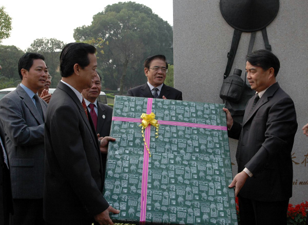 校党委书记陈大克代表学校向阮晋勇副总理（左）赠送礼物。