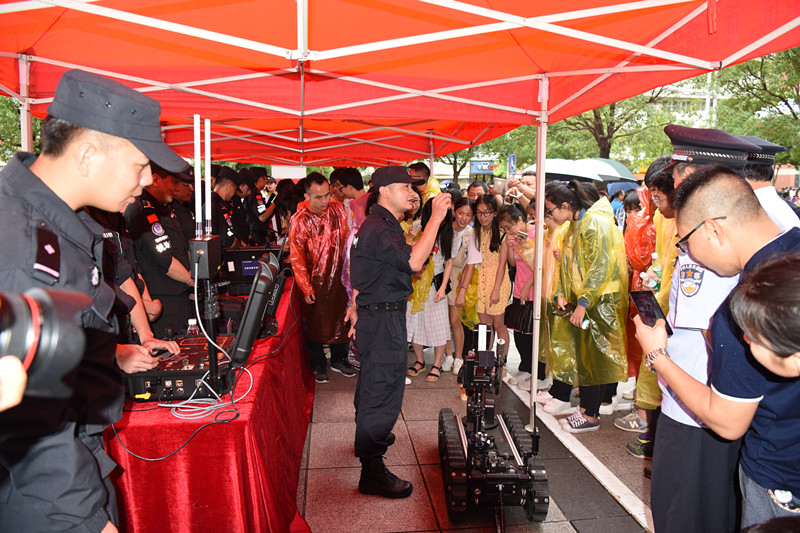 8参观特警装备展_副本.jpg