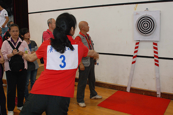 飞镖比赛精彩瞬间