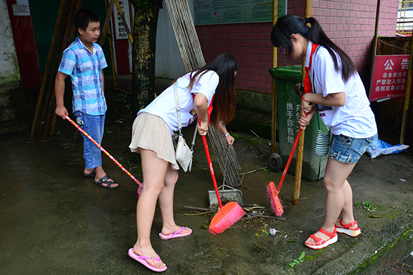 研究生干部与小朋友共同清洁乡村