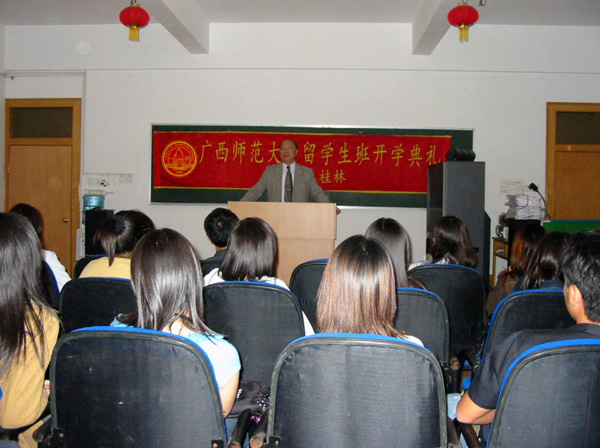 我校党委副书记阳国亮研究员在开学典礼上讲话。