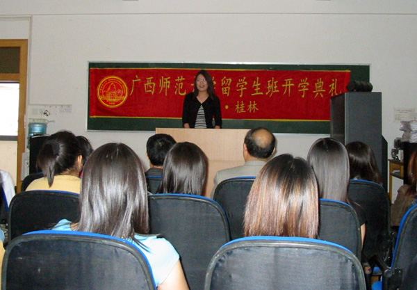 留学生代表在开学典礼上发言。