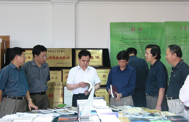 9月25日下午，新闻出版总署副署长柳斌杰在自治区副主席吴恒的陪同下到我校出版社指导工作。图为柳斌杰副署