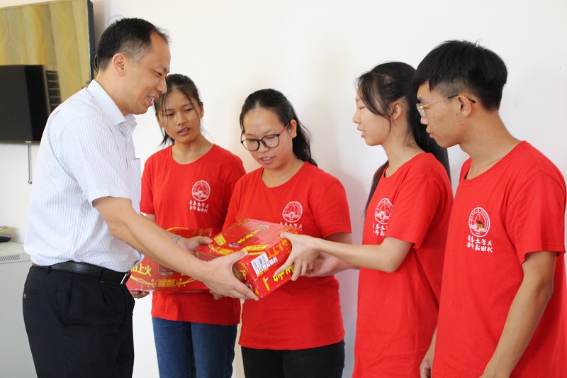 4.学校领导向挂职队队员赠送慰问物资.JPG