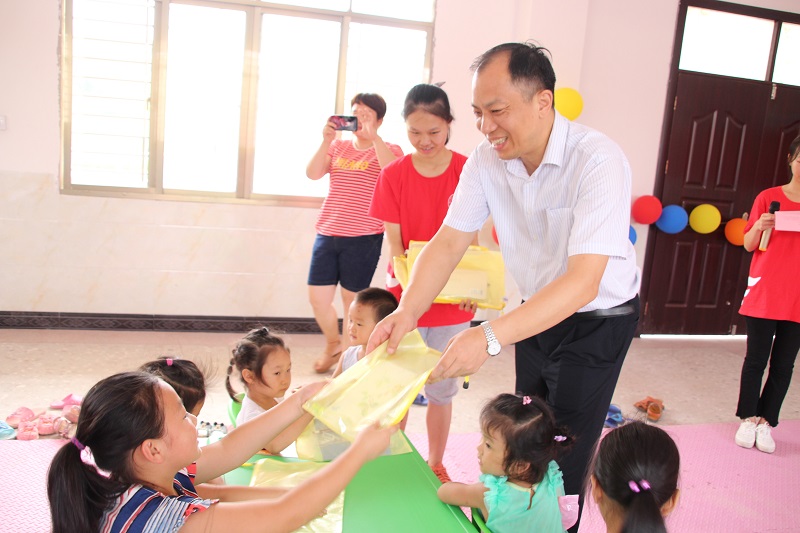 7.旷永青副书记向留守儿童赠送学习用品.JPG