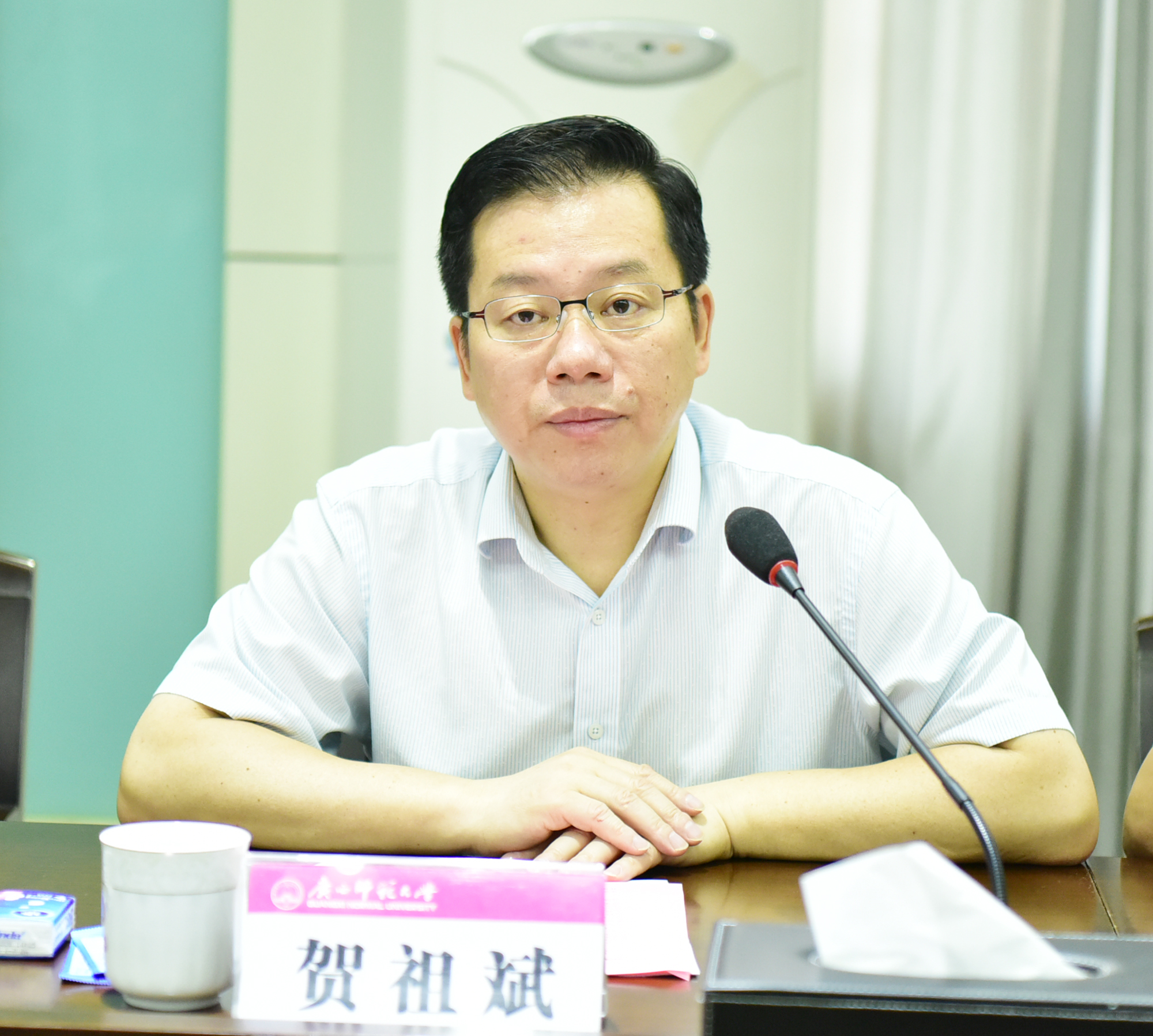 贺祖斌校长主持会议9.jpg