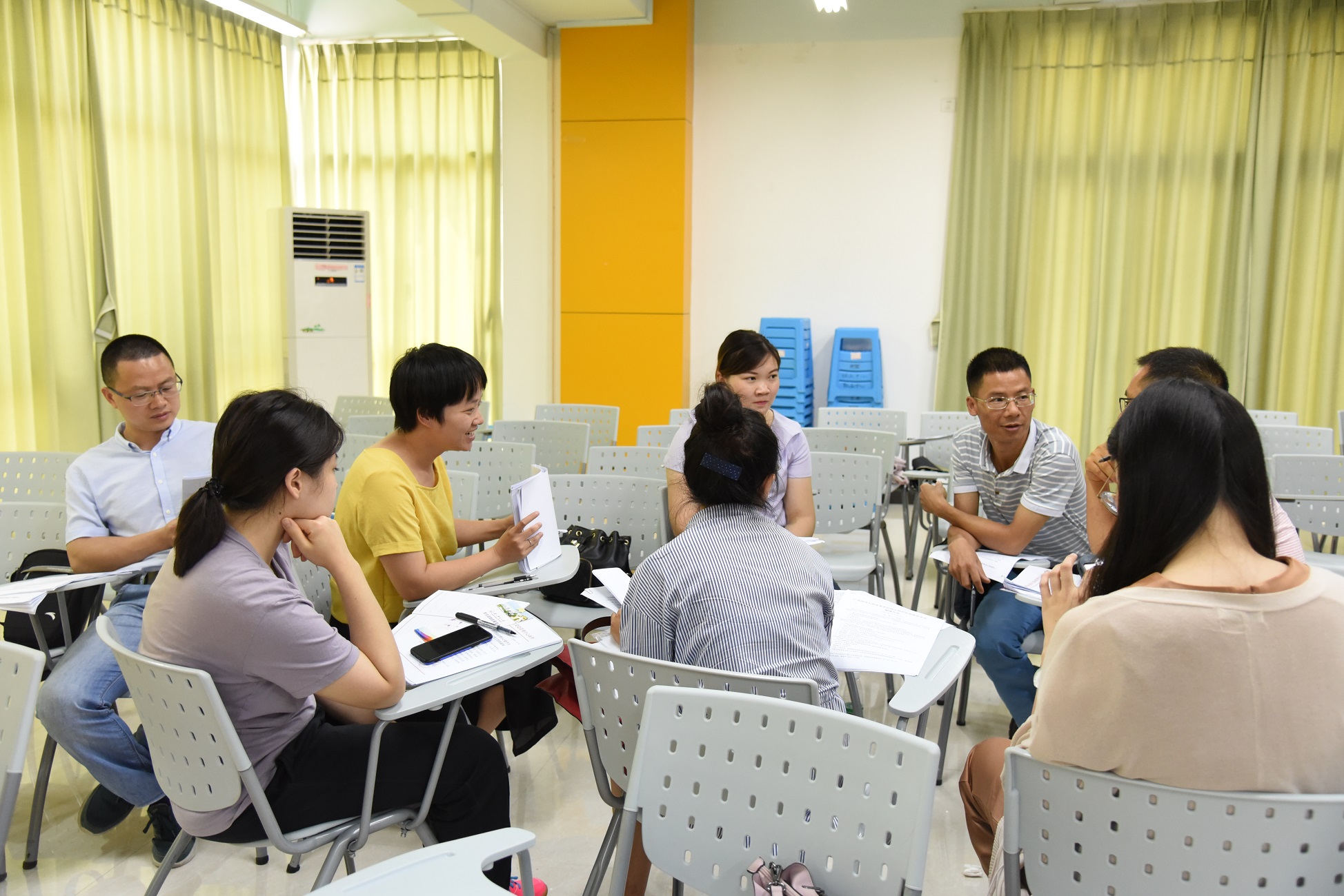辅导员分组研讨（小）.jpg