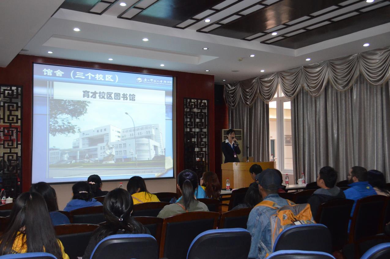 学校图书馆吴云珊老师为留学生新老生们讲解如何使用图书馆资源