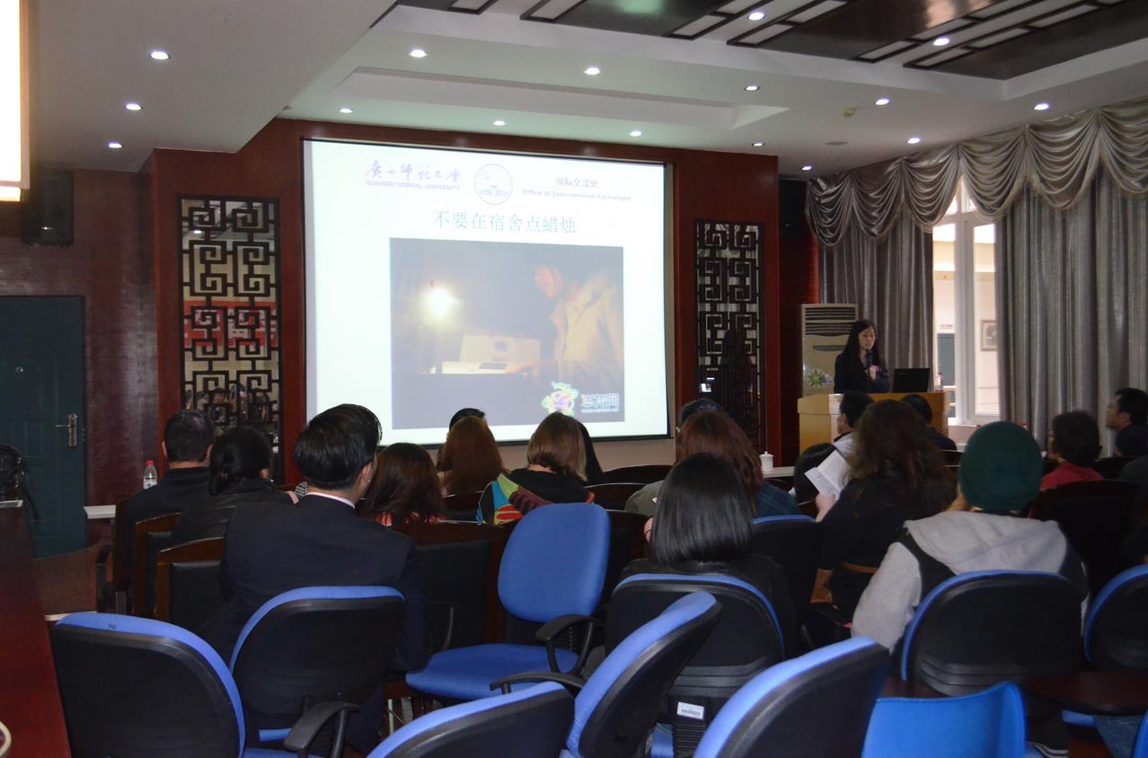 国际文化教育学院赵燕华博士为留学生新生做安全法规和签证业务办理讲座