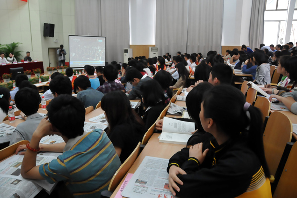 与会人员收看中                    </div></div>
                                <!--新闻内容结束-->

                                <div class=