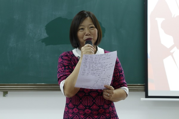 曾云莺老师在点评.JPG