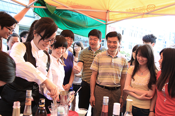 调酒现场(梁泉摄)