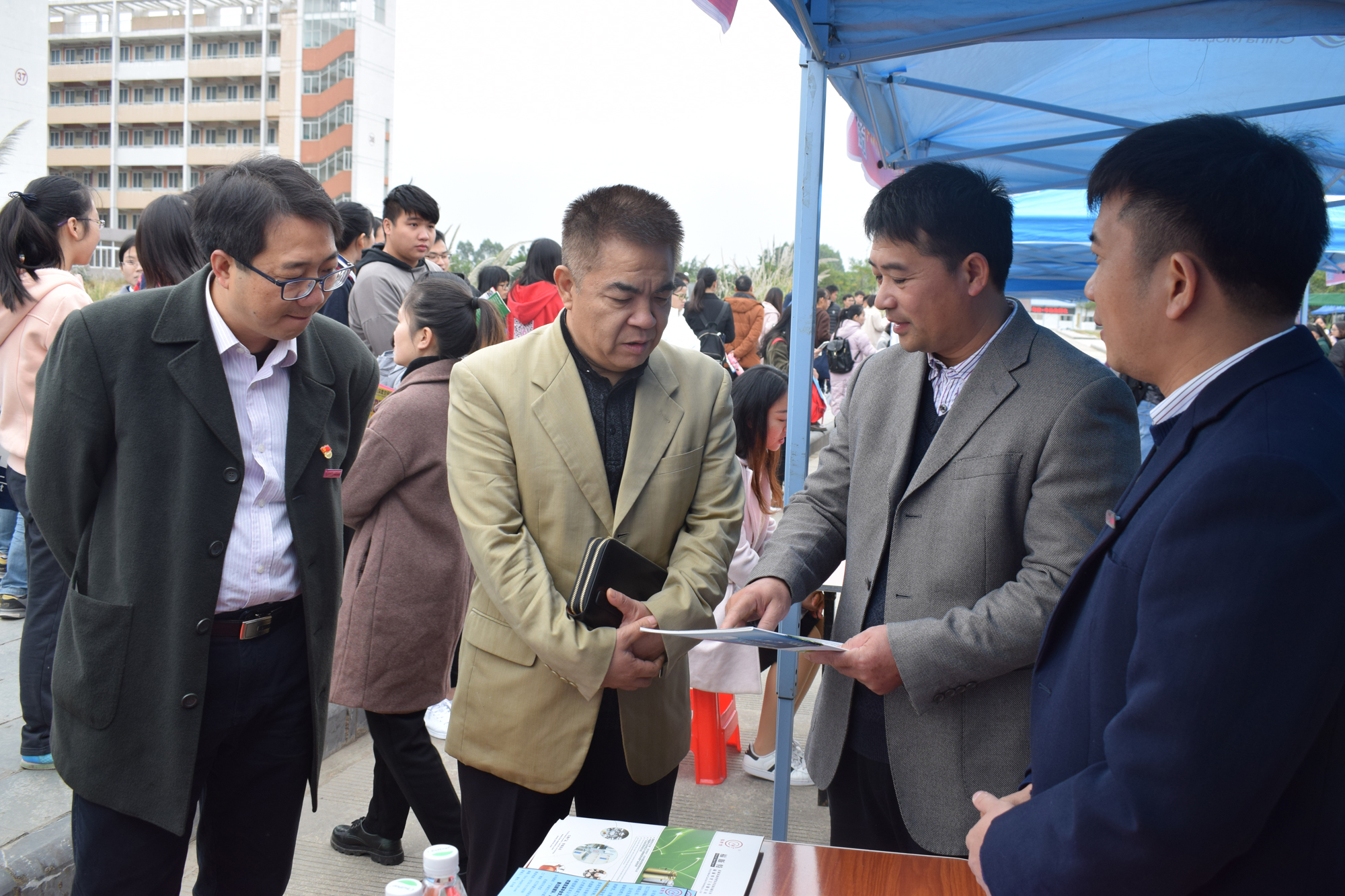 副校长李家永在会场与面试官交流9.jpg