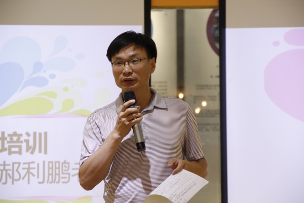 保卫处副处长郝利鹏讲解.JPG