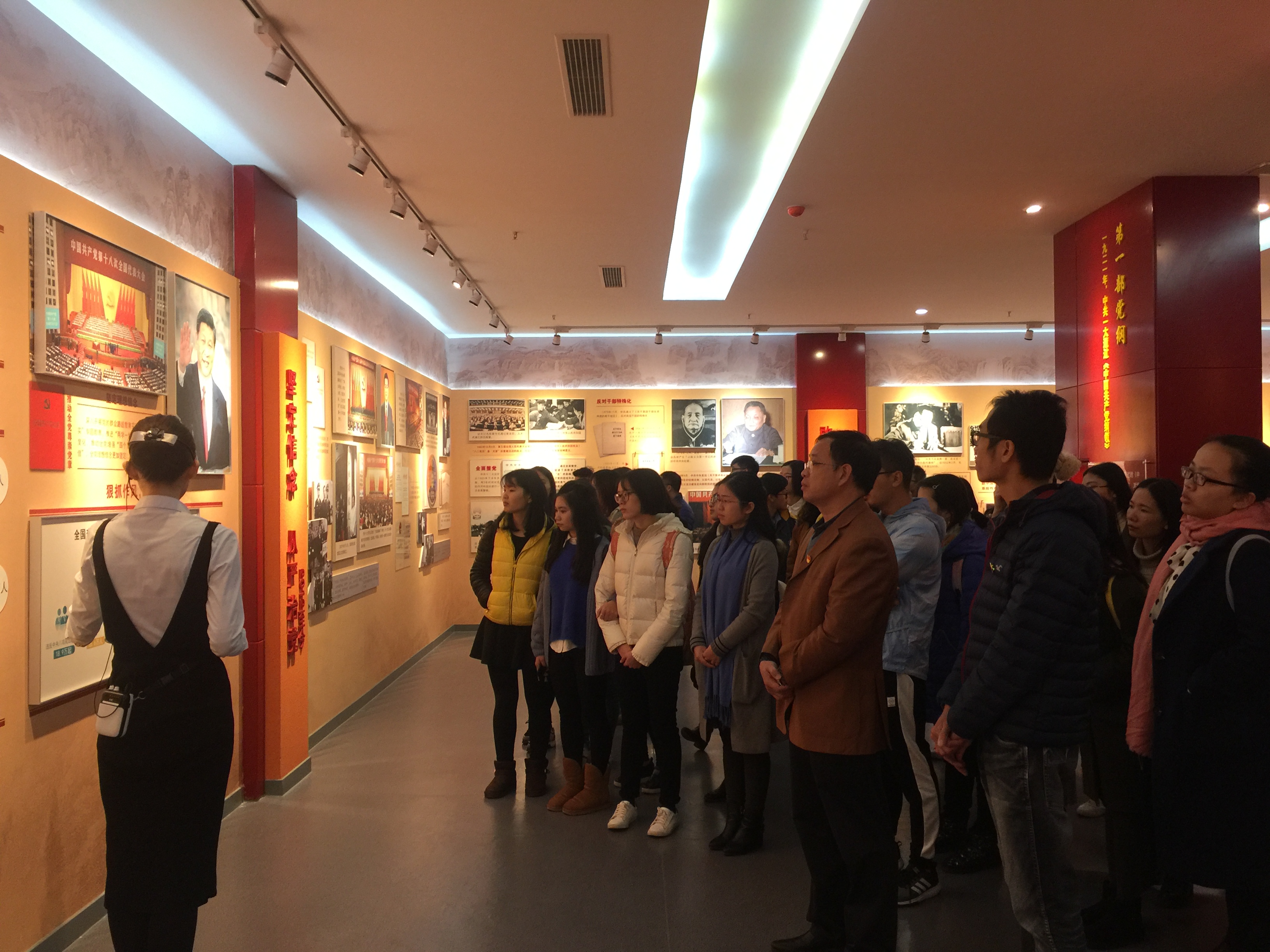 参观展馆.JPG