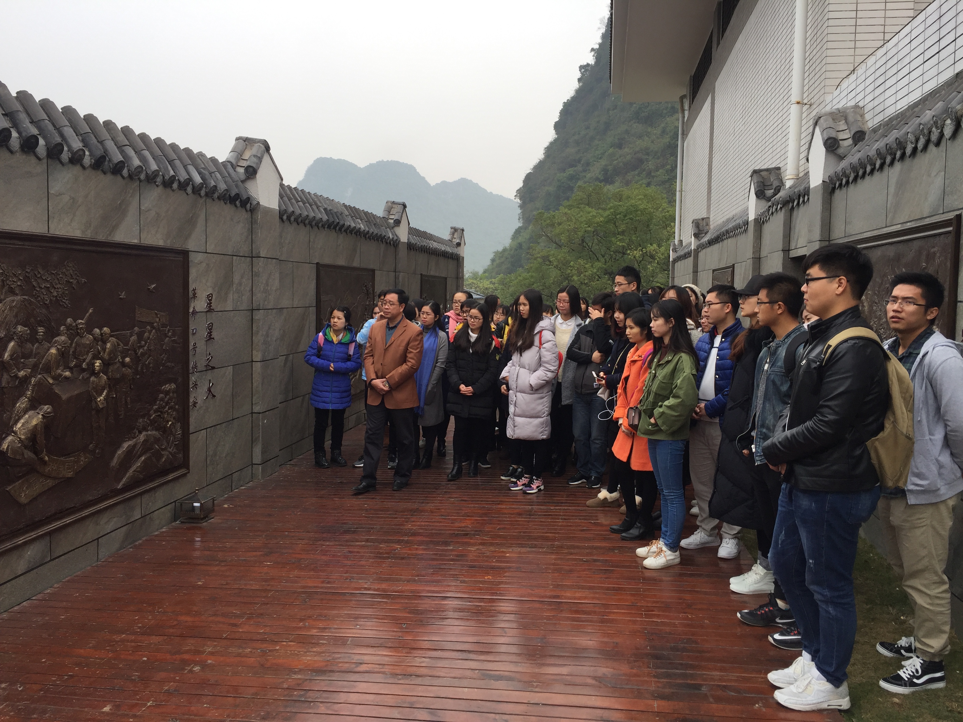 参观户外展厅.JPG