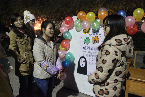 同学们兴致勃勃地参加游园活动