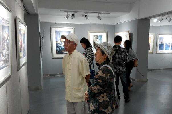 桂林市民观看画展.jpg
