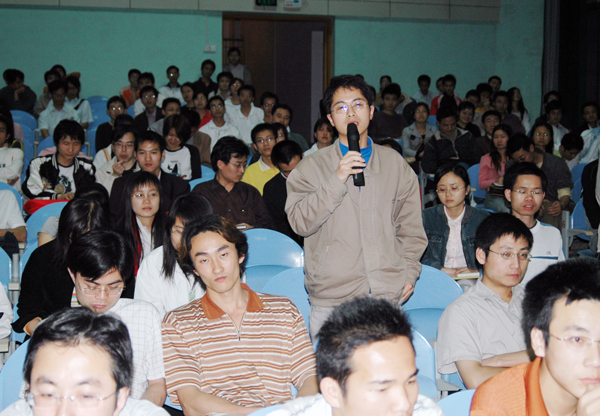 现场学生与蒋开儒先生互动。