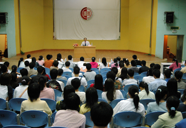 著名词作家蒋开儒做客独秀大讲坛，我校300余名师生到场聆听了报告。