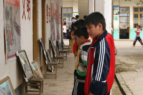 志愿者为希望小学建立的艺术长廊