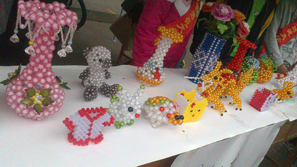 聋哑儿童们做的精致手工