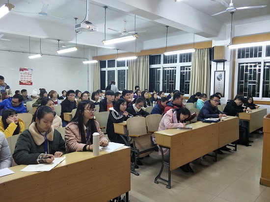 与会人员认真学习党代会精神.jpg