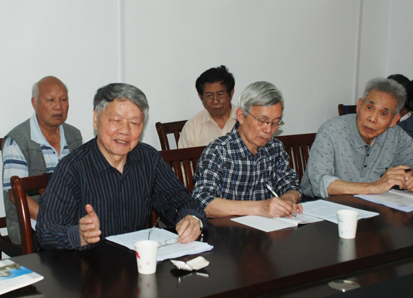 离退休南院三支部覃海错教授（左）作学习发言