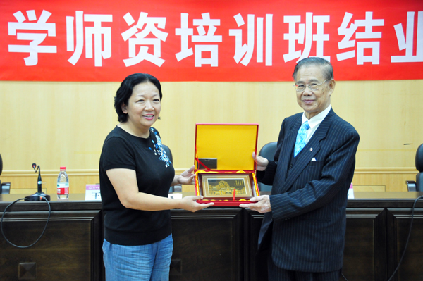 王枬书记代表学校向冯燊均先生赠送纪念品