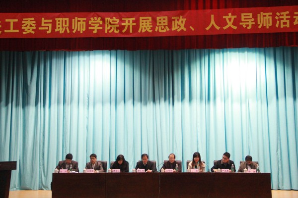 原副校长蓝常周宣读活动方案