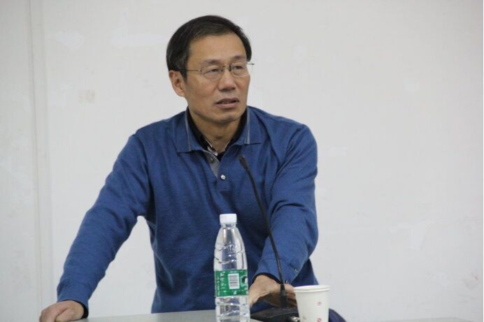 曲绍卫教授在给同学们做讲座