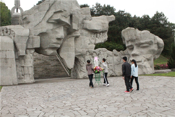 党校学员代表学院党委为烈士献上花圈