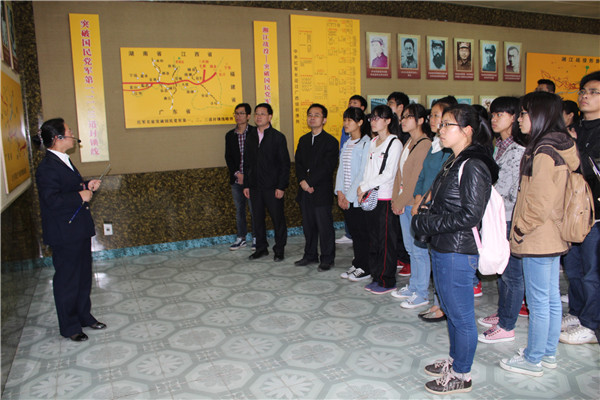 认真聆听解说员的讲解和介绍