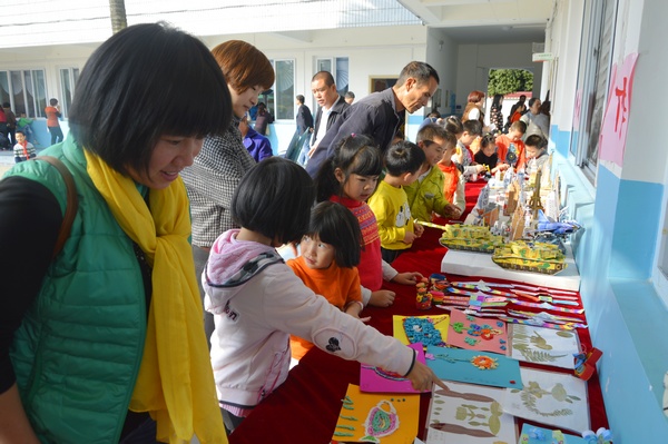 课间:看一看孩子们的手工作品