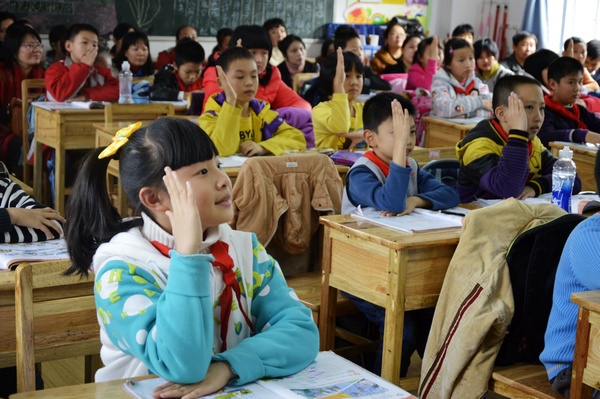 积极参与课堂互动的孩子们