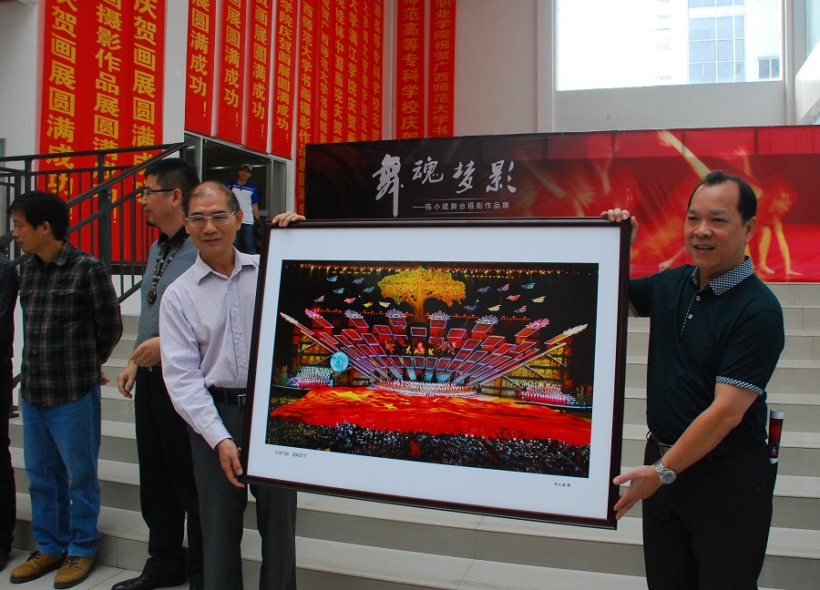 陈小建先生向广西师范大学赠送摄影作品《大地飞歌 唱响天下》(出版社 陈子峰 摄)