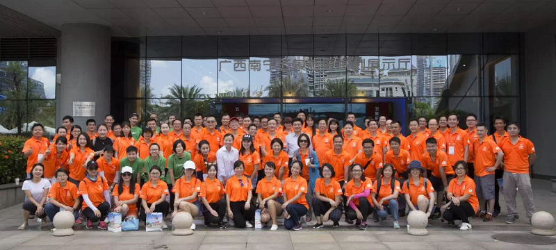 图三全体校友在绿色骑行活动结束后合影.png